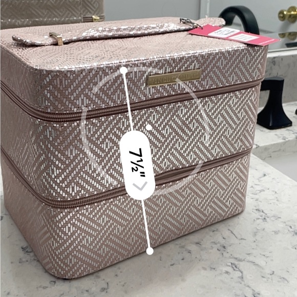 NWT Vince Camuto makeup storage case - Picture 5 of 8